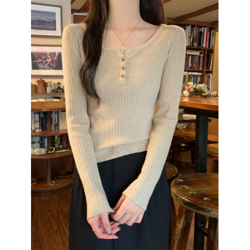 法式方領針織毛衣漏鎖骨打底衫女春秋冬季肌理感修身紐釦長袖上衣