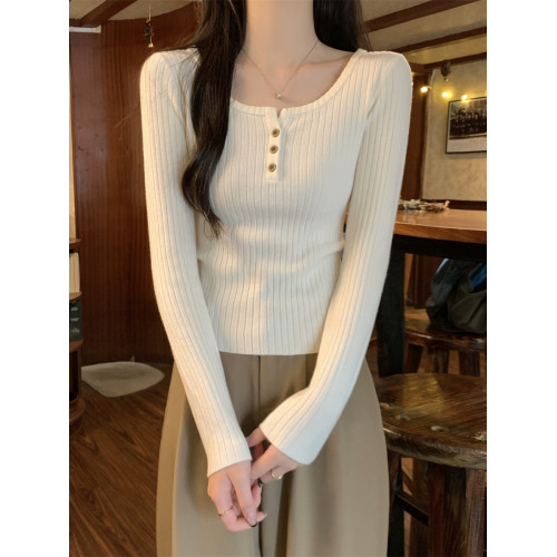 法式方領針織毛衣漏鎖骨打底衫女春秋冬季肌理感修身紐釦長袖上衣