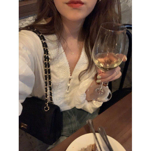 法式寬松V領蕾絲打底襯衫女秋季防曬洋氣減齡款小衫顯瘦上衣白色
