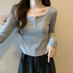 設計感弧形下擺v領長袖t恤女秋冬新款韓版灰色方領修身短款打底衫