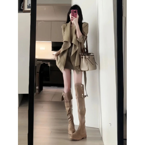 韓系氛圍感穿搭高級感超好看風衣外套設計感小衆大翻領短款外套春 韓系氛圍感穿搭高級感超好看風衣外套設計感小衆大翻領短款外套春