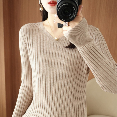 新款長袖針織衫女V領坑條套頭打底衫秋冬寬松顯瘦休閒百搭羊毛衫