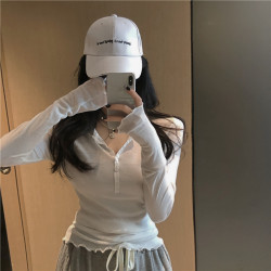 辣妹心機木耳邊半開領紐釦面膜t恤女長袖秋冬新款修身打底衫上衣