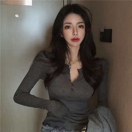 辣妹心機木耳邊半開領紐釦面膜t恤女長袖秋冬新款修身打底衫上衣