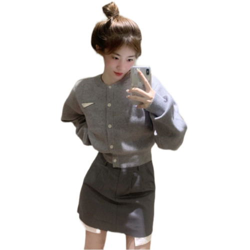 法式氛圍感灰色獨特短款針織開衫上衣女2025秋冬新款氣質高級感 法式氛圍感灰色獨特短款針織開衫上衣女2025秋冬新款氣質高級感