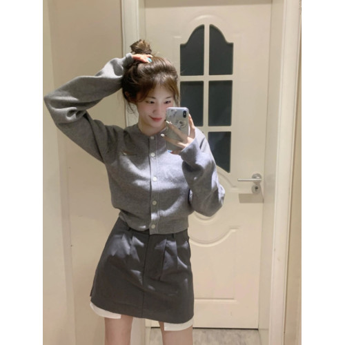 法式氛圍感灰色獨特短款針織開衫上衣女2025秋冬新款氣質高級感 法式氛圍感灰色獨特短款針織開衫上衣女2025秋冬新款氣質高級感