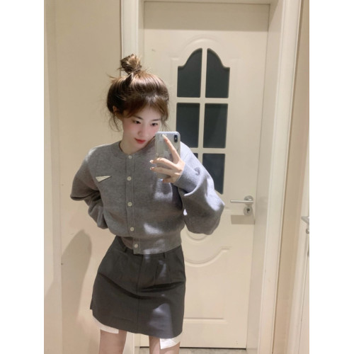 法式氛圍感灰色獨特短款針織開衫上衣女2025秋冬新款氣質高級感 法式氛圍感灰色獨特短款針織開衫上衣女2025秋冬新款氣質高級感