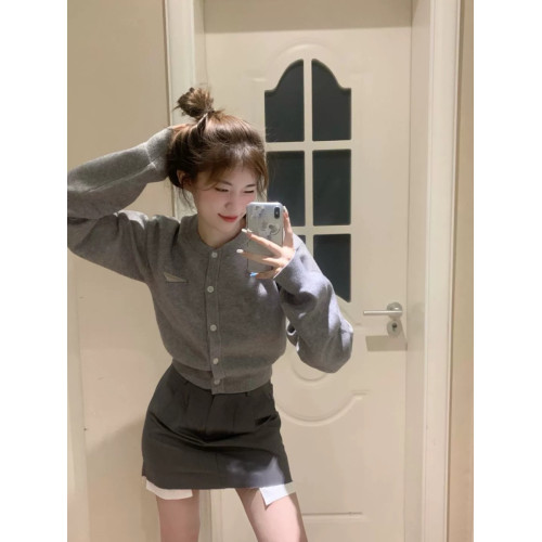 法式氛圍感灰色獨特短款針織開衫上衣女2025秋冬新款氣質高級感 法式氛圍感灰色獨特短款針織開衫上衣女2025秋冬新款氣質高級感