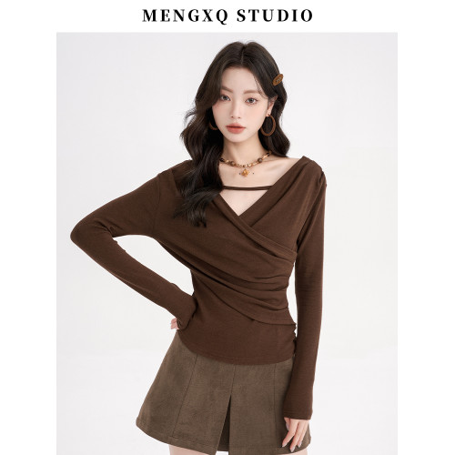 矇小柒美拉德穿搭氣質V領長袖T恤女秋季設計感打底衫咖色上衣內搭 矇小柒美拉德穿搭氣質V領長袖T恤女秋季設計感打底衫咖色上衣內搭