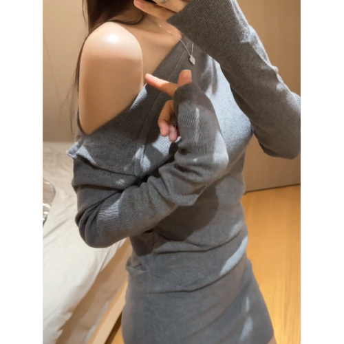 法式高級感斜肩連衣裙女早秋新款掐腰修身黑色長袖針織內搭打底裙 法式高級感斜肩連衣裙女早秋新款掐腰修身黑色長袖針織內搭打底裙
