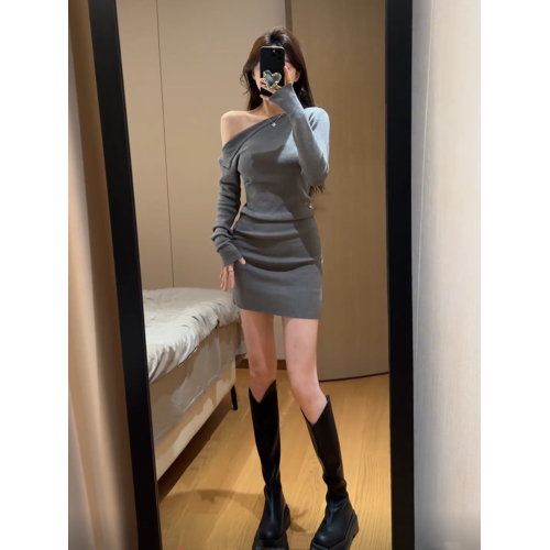 法式高級感斜肩連衣裙女早秋新款掐腰修身黑色長袖針織內搭打底裙 法式高級感斜肩連衣裙女早秋新款掐腰修身黑色長袖針織內搭打底裙