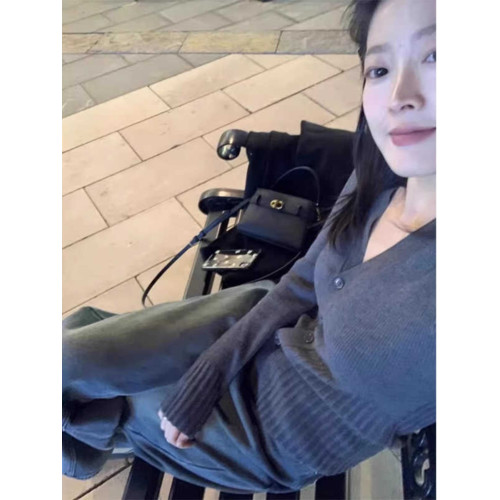 灰色V領毛衣內搭打底衫女春秋季新款早春高級感修身針織上衣開衫