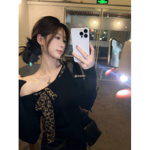 韓系辣妹豹紋斜肩長袖t恤女秋季小衆修身顯瘦別致露肩短款小上衣 韓系辣妹豹紋斜肩長袖t恤女秋季小衆修身顯瘦別致露肩短款小上衣