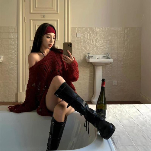 韓系慵懶風紅色套頭鏤空破洞斜肩針織毛衣女秋冬寬松顯瘦針織罩衫