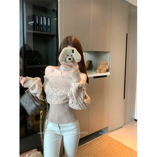 甜辣妹淺杏色修身一字肩長袖毛衣女冬季氣質顯瘦休閒露肩針織上衣