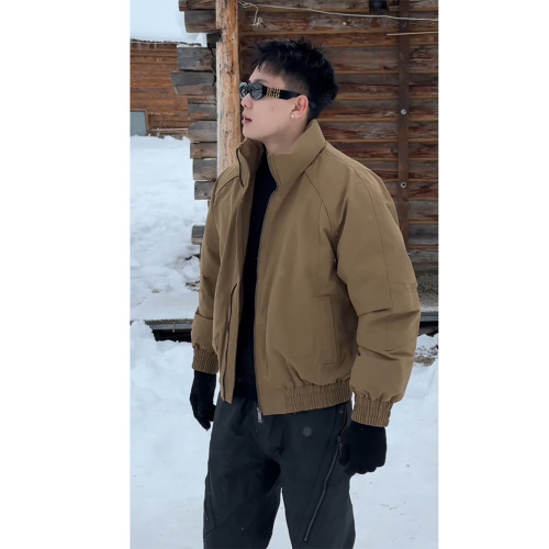 高級感痞帥卡其色短款飛行夾克羽絨服男冬季潮牌加厚保暖工裝外套 高級感痞帥卡其色短款飛行夾克羽絨服男冬季潮牌加厚保暖工裝外套