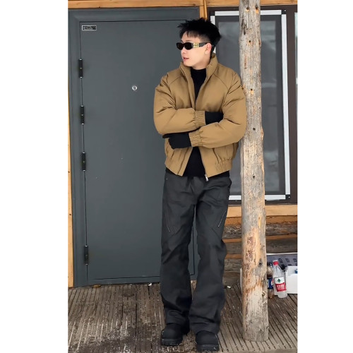 高級感痞帥卡其色短款飛行夾克羽絨服男冬季潮牌加厚保暖工裝外套 高級感痞帥卡其色短款飛行夾克羽絨服男冬季潮牌加厚保暖工裝外套