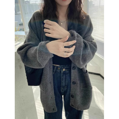 灰色針織毛衣外套開衫女秋冬新款慵懶風寬松高級感軟糯V領上衣厚 灰色針織毛衣外套開衫女秋冬新款慵懶風寬松高級感軟糯V領上衣厚