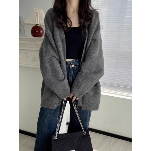 灰色針織毛衣外套開衫女秋冬新款慵懶風寬松高級感軟糯V領上衣厚 灰色針織毛衣外套開衫女秋冬新款慵懶風寬松高級感軟糯V領上衣厚