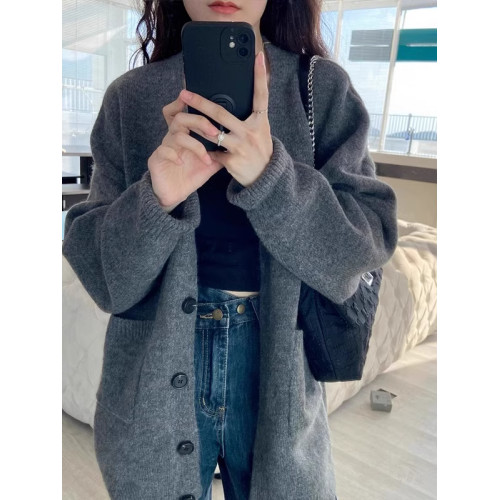 灰色針織毛衣外套開衫女秋冬新款慵懶風寬松高級感軟糯V領上衣厚 灰色針織毛衣外套開衫女秋冬新款慵懶風寬松高級感軟糯V領上衣厚