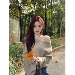 淺咖色斜領露肩毛衣女早秋款穿搭韓系外穿軟糯寬松慵懶高級感上衣