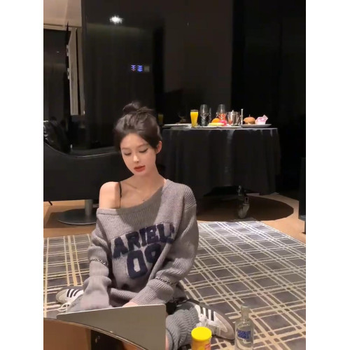 美式甜酷風字母斜肩毛衣女秋冬慵懶風寬松純欲百搭復古針織衫上衣 美式甜酷風字母斜肩毛衣女秋冬慵懶風寬松純欲百搭復古針織衫上衣