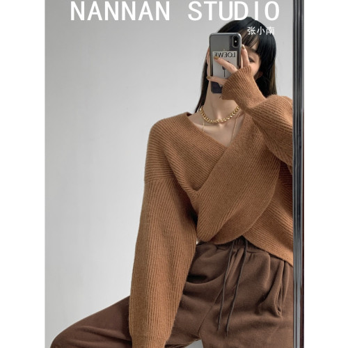 法式慵懶風復古交叉V領毛衣女秋冬高級感氣質短款不規則針織上衣 法式慵懶風復古交叉V領毛衣女秋冬高級感氣質短款不規則針織上衣