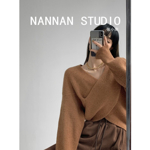 法式慵懶風復古交叉V領毛衣女秋冬高級感氣質短款不規則針織上衣 法式慵懶風復古交叉V領毛衣女秋冬高級感氣質短款不規則針織上衣