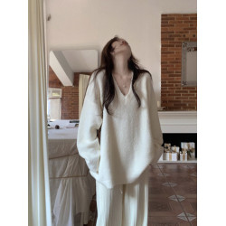 高級感V領白色毛衣女秋冬慵嬾風寬鬆軟糯嬭呼呼外穿套頭針織上衣