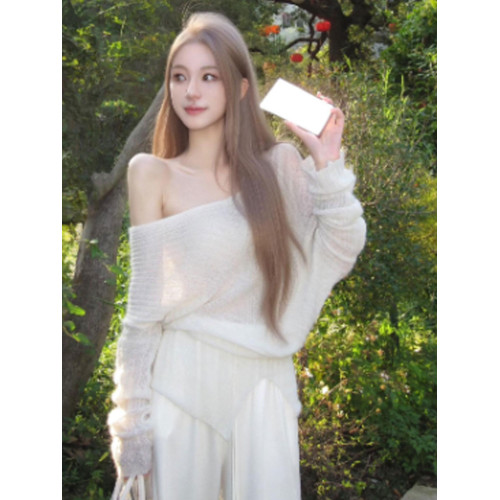 韓系氛圍感穿搭白色斜肩毛衣女秋冬慵懶寬松露肩一字領針織衫上衣 韓系氛圍感穿搭白色斜肩毛衣女秋冬慵懶寬松露肩一字領針織衫上衣