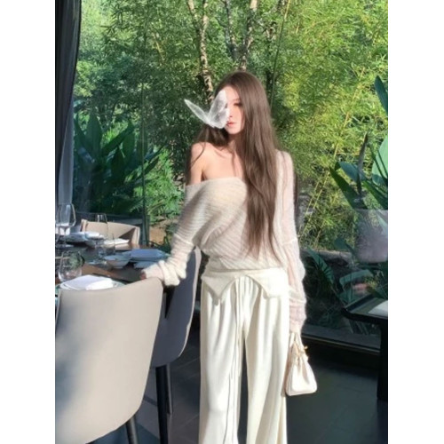 韓系氛圍感穿搭白色斜肩毛衣女秋冬慵懶寬松露肩一字領針織衫上衣 韓系氛圍感穿搭白色斜肩毛衣女秋冬慵懶寬松露肩一字領針織衫上衣