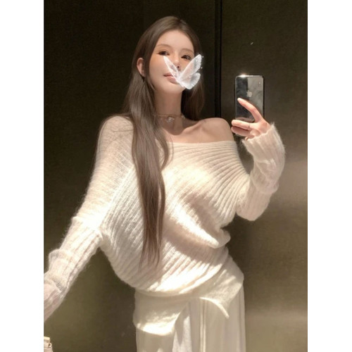 韓系氛圍感穿搭白色斜肩毛衣女秋冬慵懶寬松露肩一字領針織衫上衣 韓系氛圍感穿搭白色斜肩毛衣女秋冬慵懶寬松露肩一字領針織衫上衣
