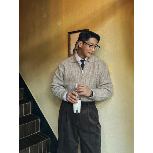 港風復古半拉鍊翻領毛衣男士卡其色小衆長袖針織衫高級感毛衫上衣 港風復古半拉鍊翻領毛衣男士卡其色小衆長袖針織衫高級感毛衫上衣