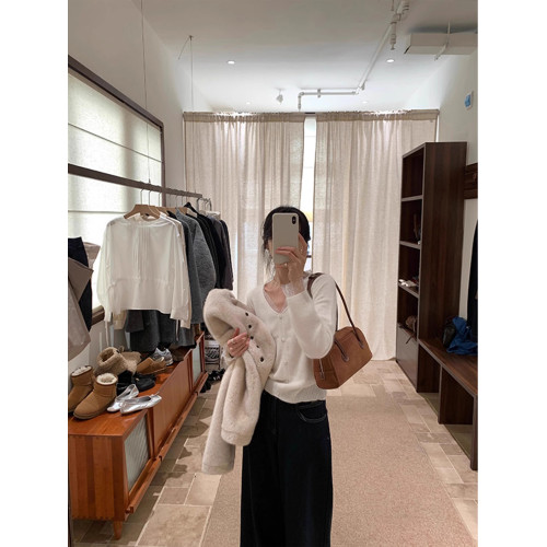 漂亮蕾絲V領白色毛衣女波點拼接針織衫內搭短上衣秋冬小香打底衫