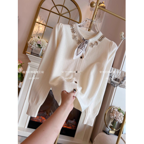 法式2025年春秋新款氣質絲巾重工鑲鑽長袖針織開衫女別致獨特毛衣