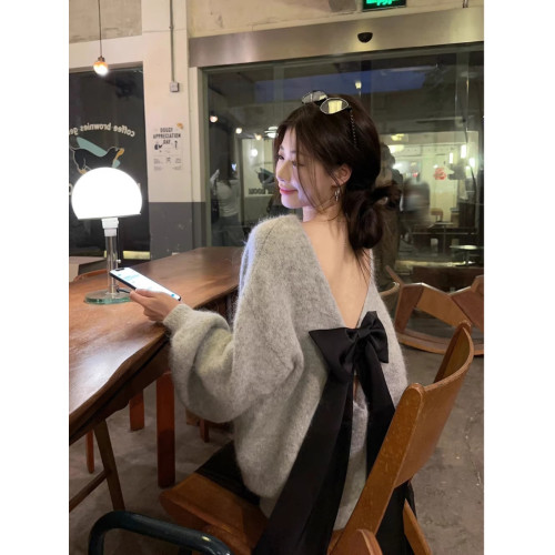 miu系高級感蝴蝶結露背v領毛衣女2025秋冬新款慵懶外穿寬松針織衫