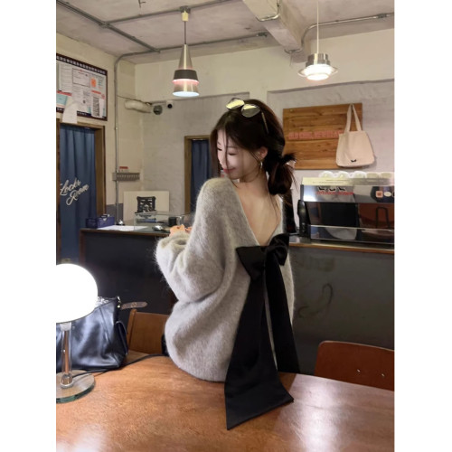 miu系高級感蝴蝶結露背v領毛衣女2025秋冬新款慵懶外穿寬松針織衫