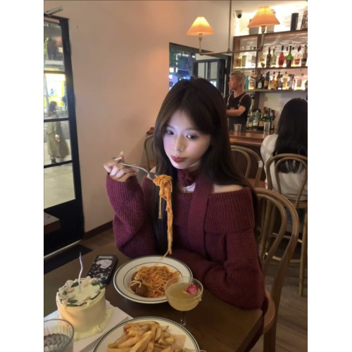 紅色聖誕氛圍感毛衣女2025新款秋冬季超好看慵懶外搭一字肩針織衫