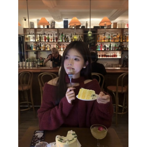 紅色聖誕氛圍感毛衣女2025新款秋冬季超好看慵懶外搭一字肩針織衫