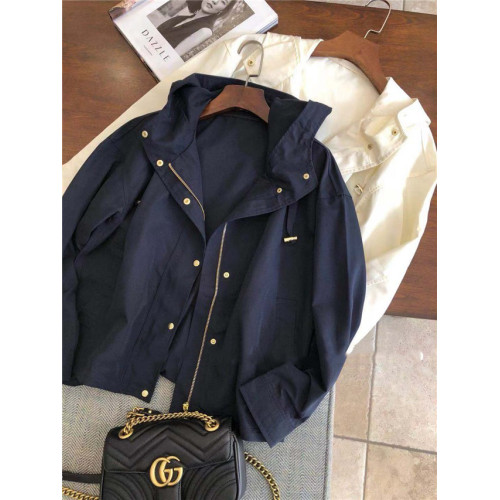 出日本專櫃多餘 23春新chao百搭帥氣金色釦短款帶帽防曬衣外套 出日本專櫃多餘 23春新chao百搭帥氣金色釦短款帶帽防曬衣外套