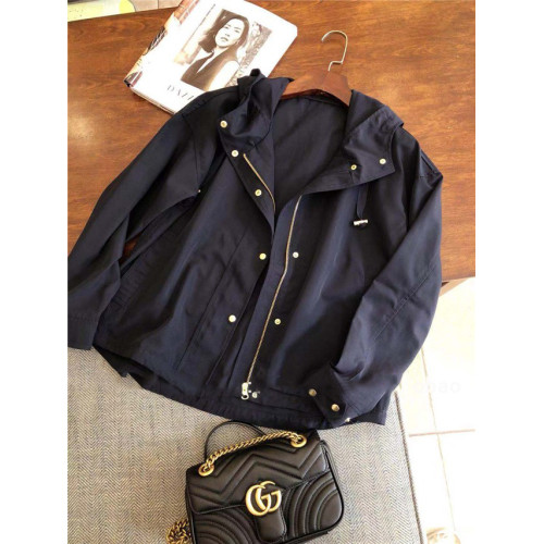 出日本專櫃多餘 23春新chao百搭帥氣金色釦短款帶帽防曬衣外套 出日本專櫃多餘 23春新chao百搭帥氣金色釦短款帶帽防曬衣外套