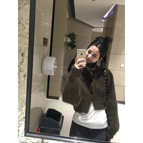 HuaHua 花花 復古毛絨單排釦設計感毛衣純欲半高領辣妹針織外套女 HuaHua 花花 復古毛絨單排釦設計感毛衣純欲半高領辣妹針織外套女