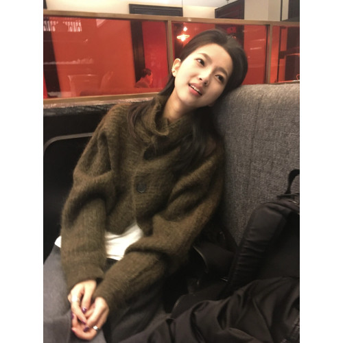 HuaHua 花花 復古毛絨單排釦設計感毛衣純欲半高領辣妹針織外套女 HuaHua 花花 復古毛絨單排釦設計感毛衣純欲半高領辣妹針織外套女