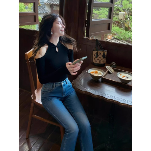 韓系秋季氛圍感穿搭高級感巨好看氣質慵嬾松弛感黑色盤釦露肩毛衣