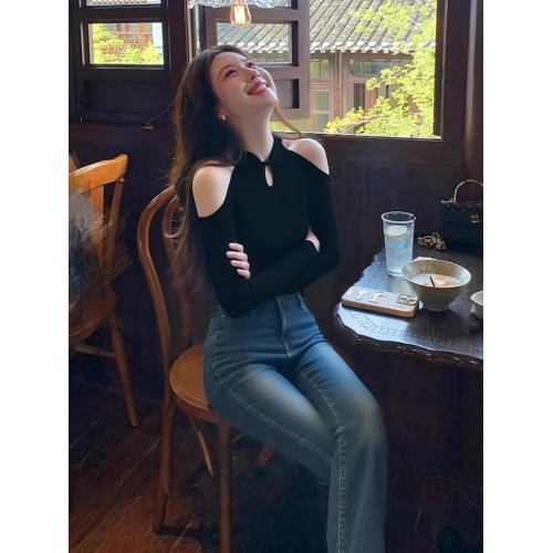 韓系秋季氛圍感穿搭高級感巨好看氣質慵嬾松弛感黑色盤釦露肩毛衣