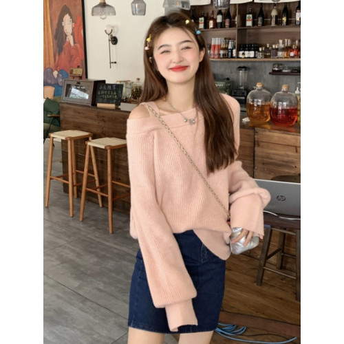 設計感小衆心機露肩粉色毛衣女秋冬法式溫柔軟糯寬鬆短款針織上衣
