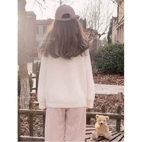 仿貂絨 溫柔奶白色 POLO領 日雜風 插肩袖 毛茸茸 日系寬松毛衣 K 仿貂絨 溫柔奶白色 POLO領 日雜風 插肩袖 毛茸茸 日系寬松毛衣 K