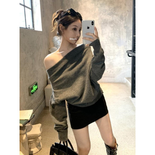 法式高級感灰色一字肩毛衣女秋冬季慵嬾老錢風露肩針織衫內搭上衣