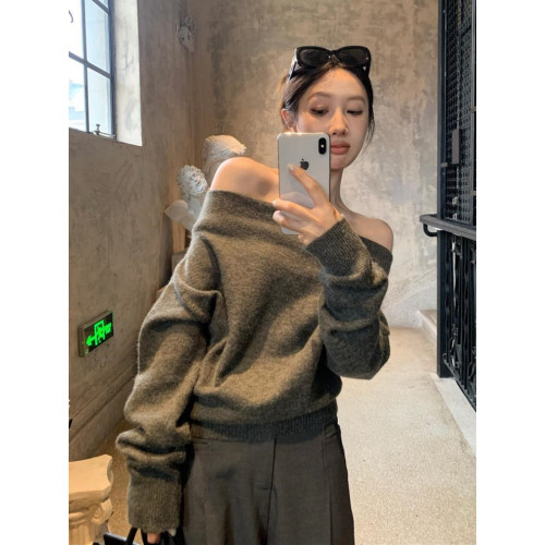 法式高級感灰色一字肩毛衣女秋冬季慵嬾老錢風露肩針織衫內搭上衣