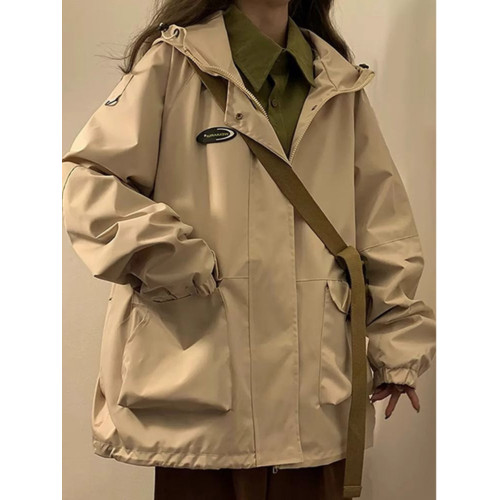 卡其色連帽沖鋒衣女秋季新款大碼300斤設計感大口袋顯瘦工裝外套 卡其色連帽沖鋒衣女秋季新款大碼300斤設計感大口袋顯瘦工裝外套